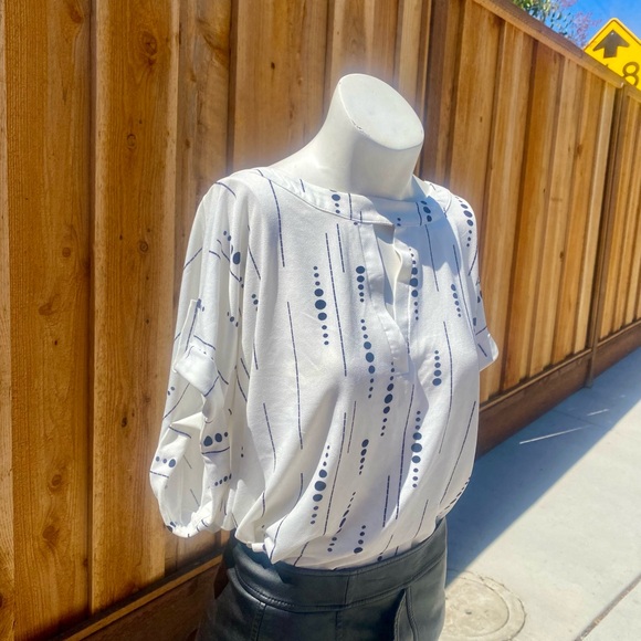 White & Black Short Sleeve Top 🤍 - Picture 3 of 11